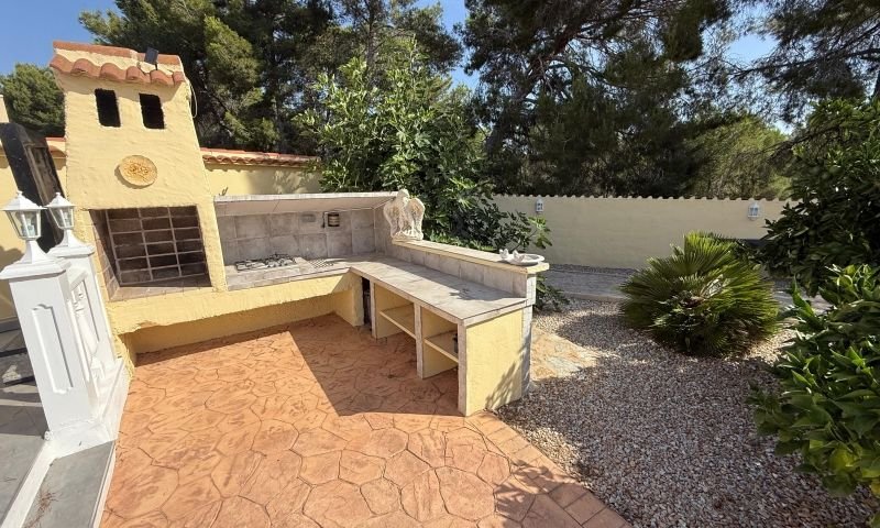 A beautiful property in El Pinar de Campoverde comprising a main house, a guest house, a garage and a private swimming pool