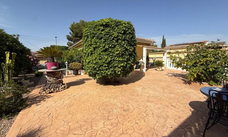 A beautiful property in El Pinar de Campoverde comprising a main house, a guest house, a garage and a private swimming pool