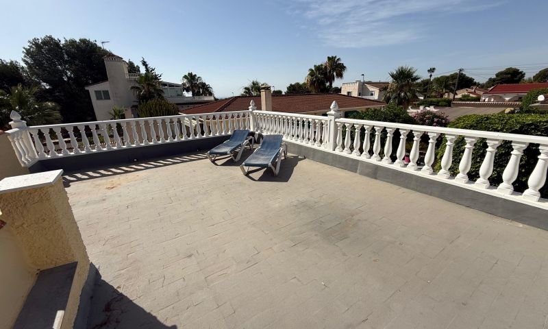 A beautiful property in El Pinar de Campoverde comprising a main house, a guest house, a garage and a private swimming pool
