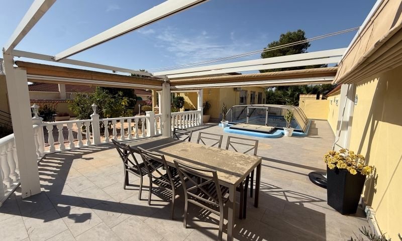 A beautiful property in El Pinar de Campoverde comprising a main house, a guest house, a garage and a private swimming pool