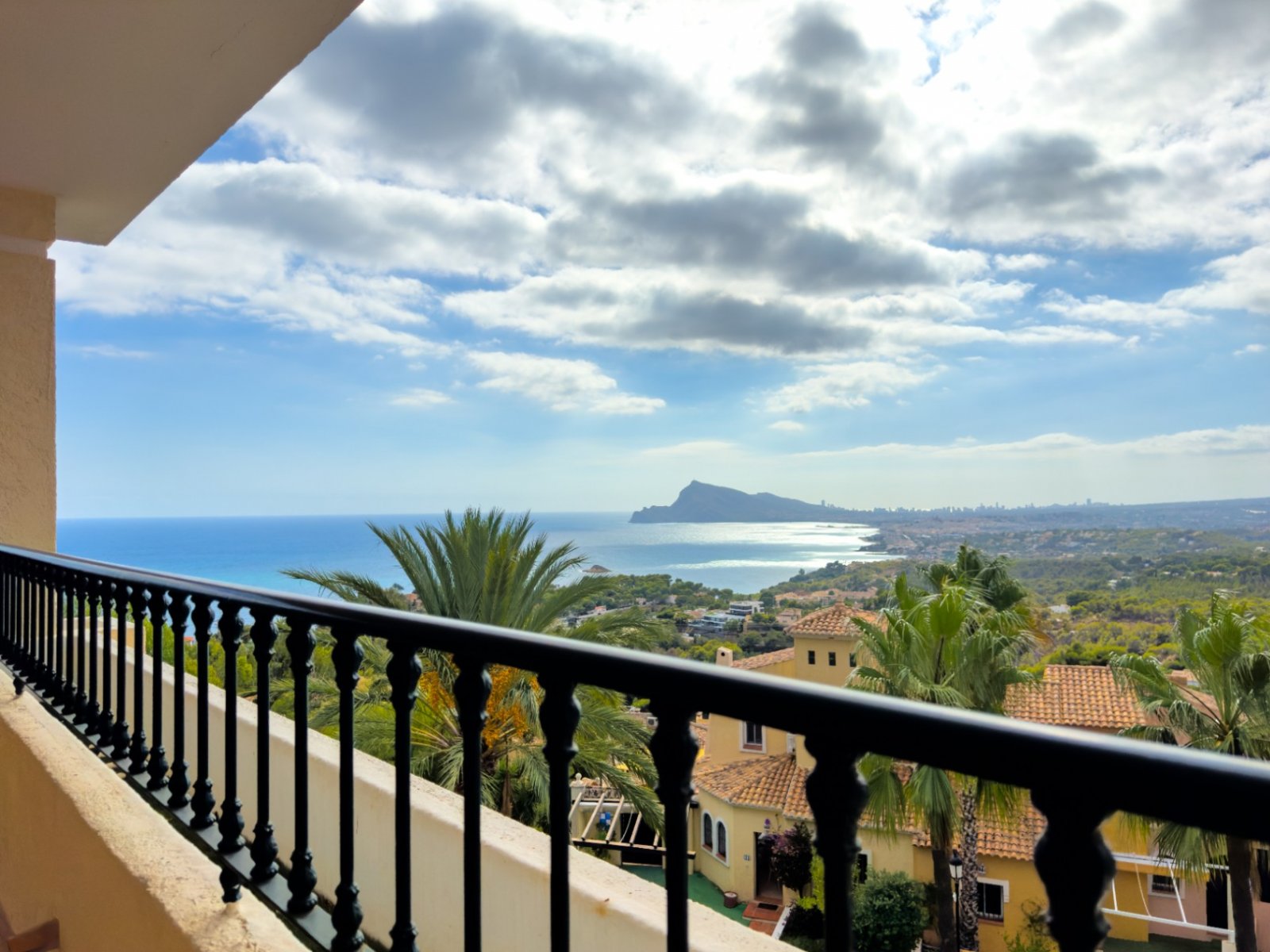Apartment with Large Terrace and Sea Views in Altea Hills