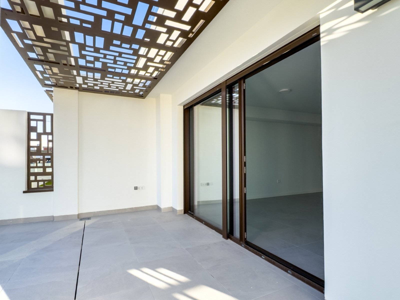 Newly built modern 2 bedroom apartment with sea views, recently handed over