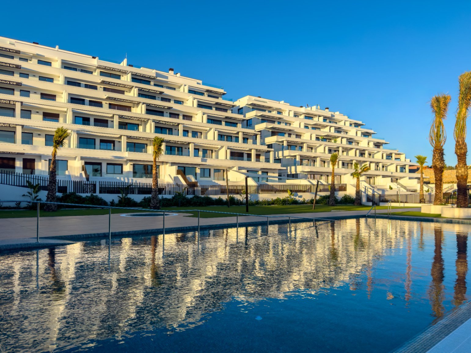 Newly built modern 2 bedroom apartment with sea views, recently handed over