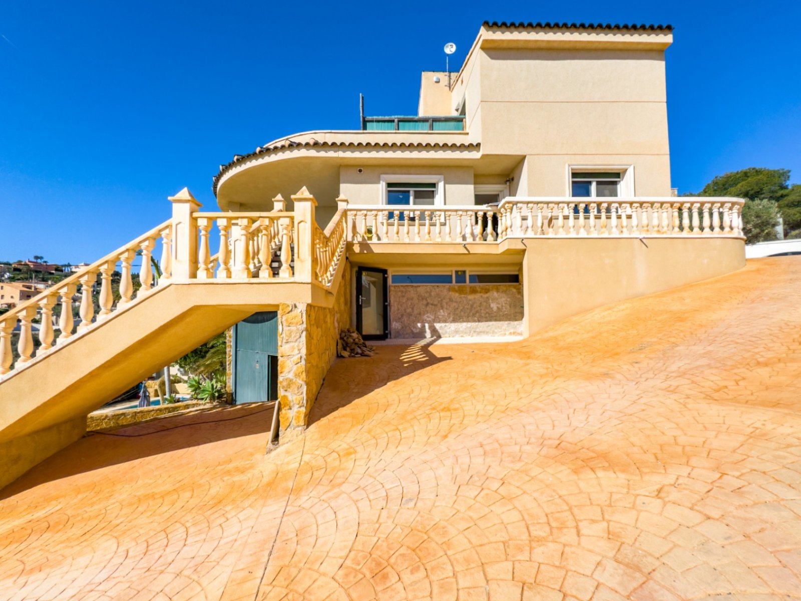 Mediterranean Villa with Sea Views and walking distance to the sea