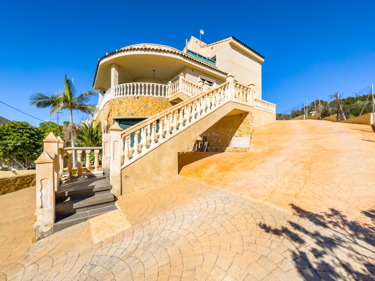 Mediterranean Villa with Sea Views and walking distance to the sea