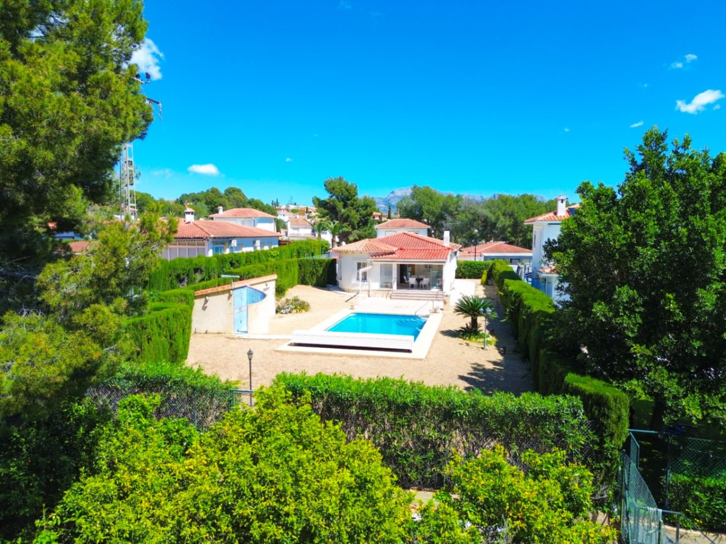 Single-storey villa with 3 bedrooms, 1 bathroom, garage and private swimming pool in Barranco Hondo