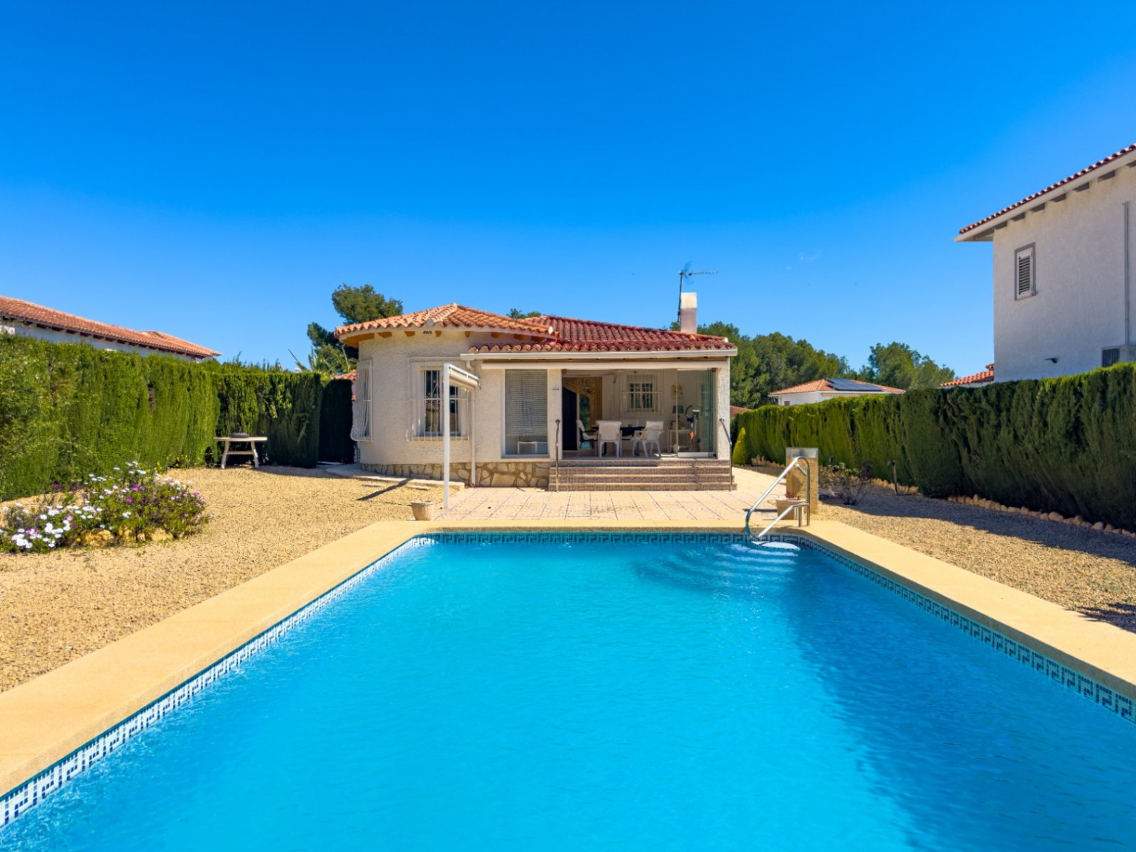 Single-storey villa with 3 bedrooms, 1 bathroom, garage and private swimming pool in Barranco Hondo