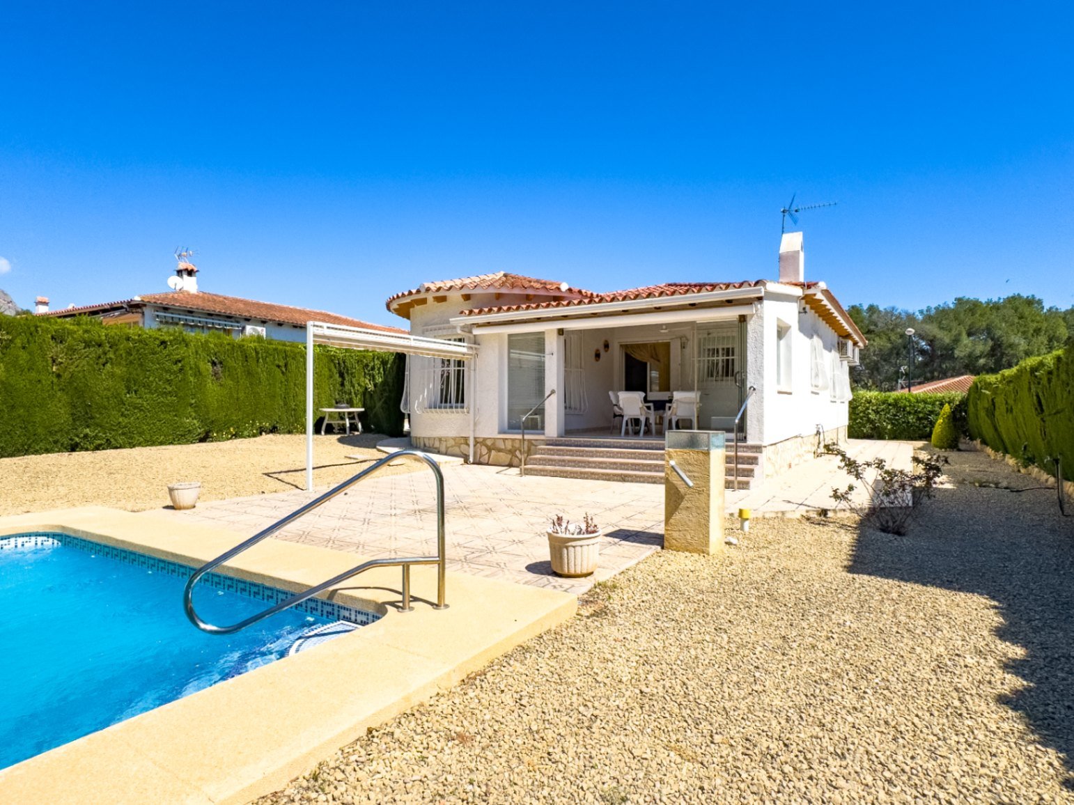 Single-storey villa with 3 bedrooms, 1 bathroom, garage and private swimming pool in Barranco Hondo