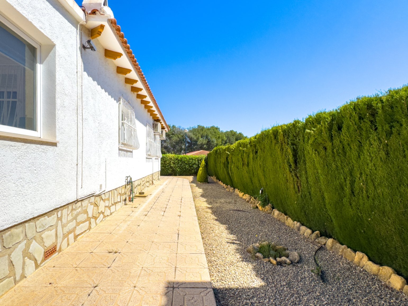 Single-storey villa with 3 bedrooms, 1 bathroom, garage and private swimming pool in Barranco Hondo
