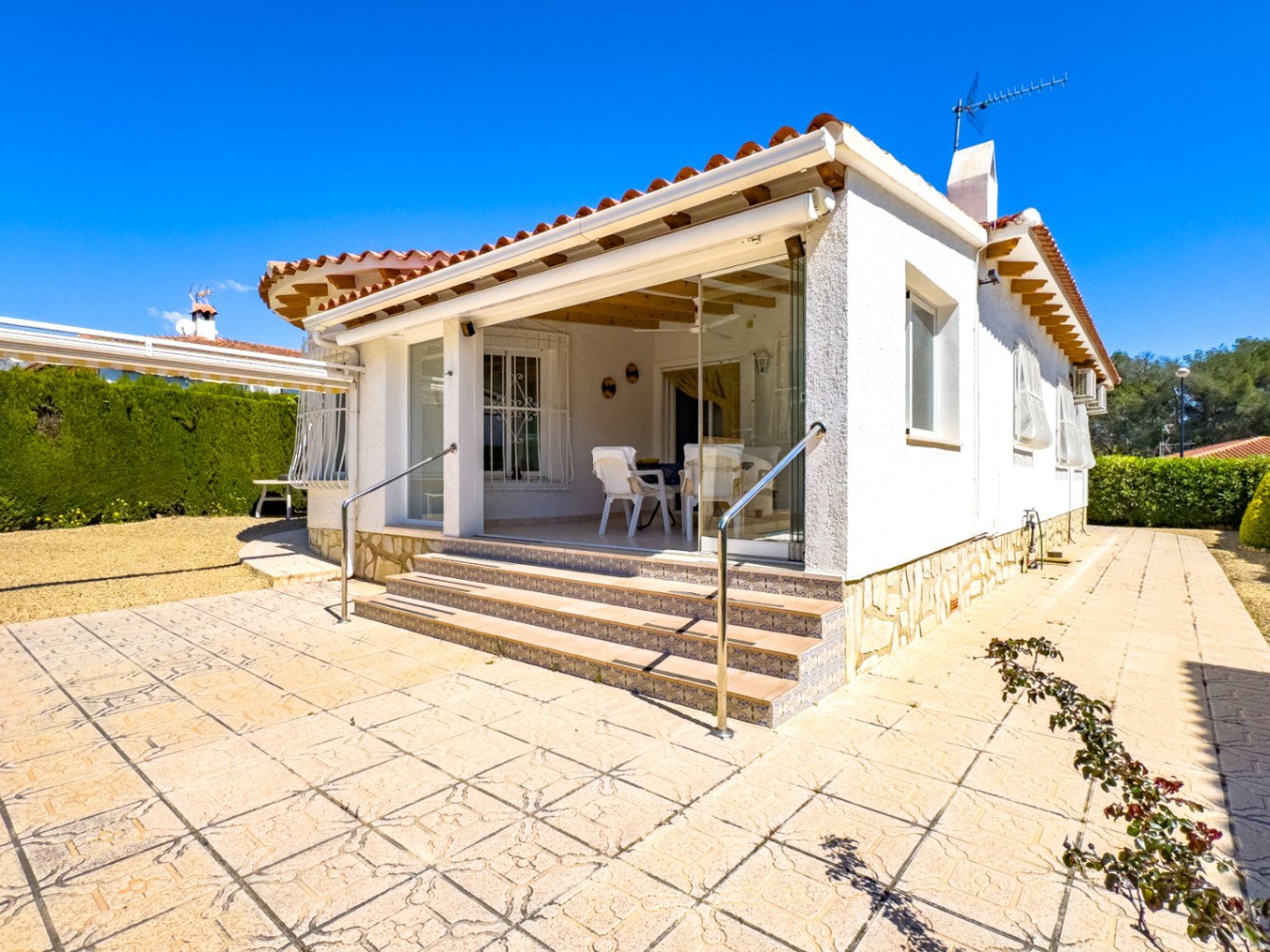 Single-storey villa with 3 bedrooms, 1 bathroom, garage and private swimming pool in Barranco Hondo