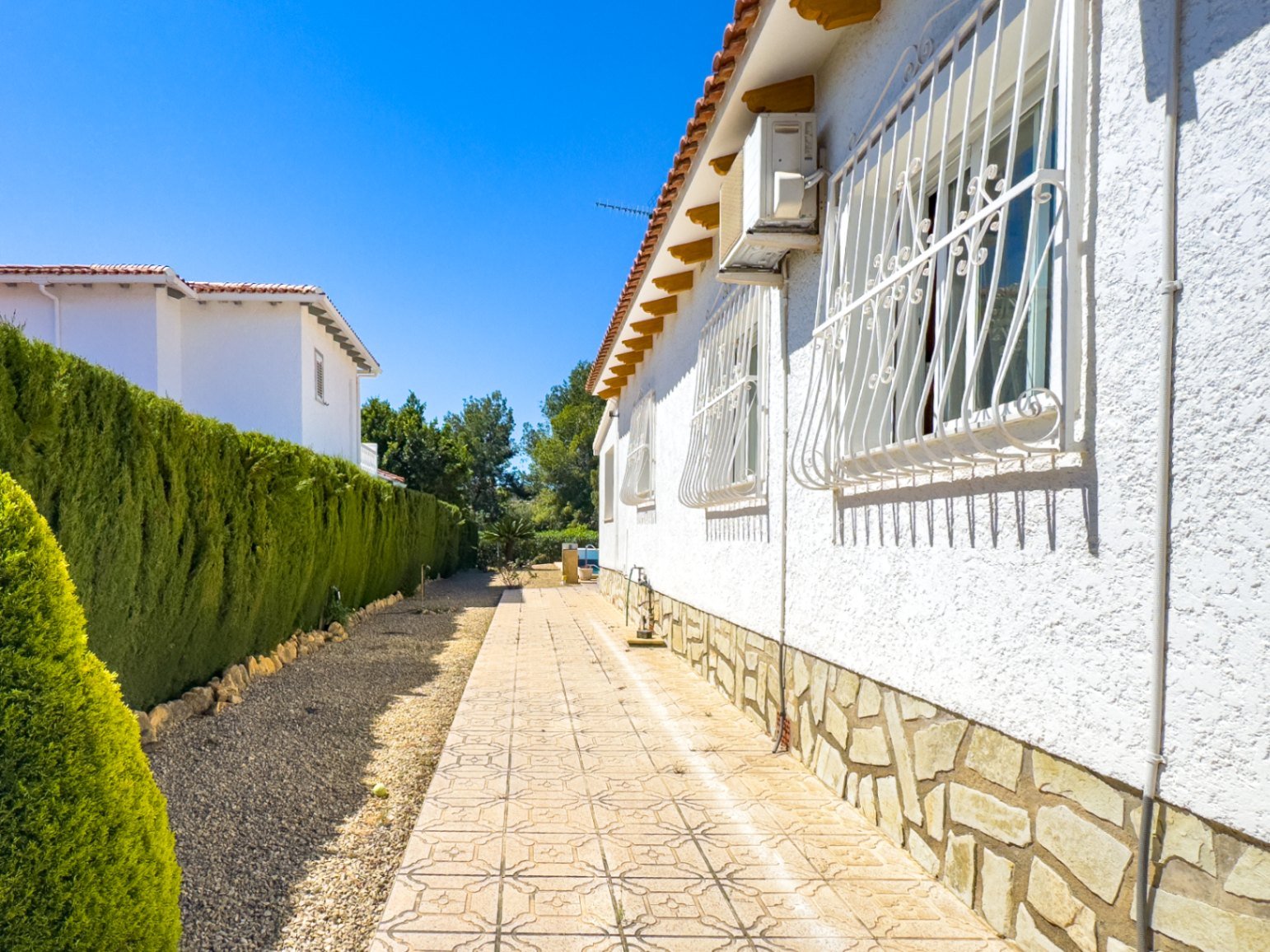 Single-storey villa with 3 bedrooms, 1 bathroom, garage and private swimming pool in Barranco Hondo