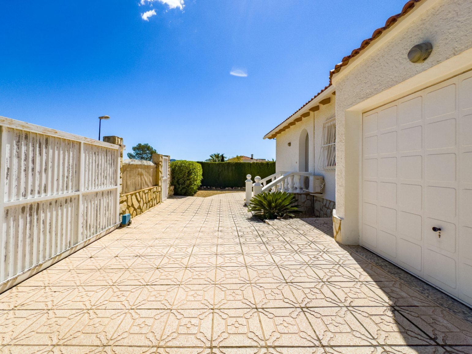 Single-storey villa with 3 bedrooms, 1 bathroom, garage and private swimming pool in Barranco Hondo