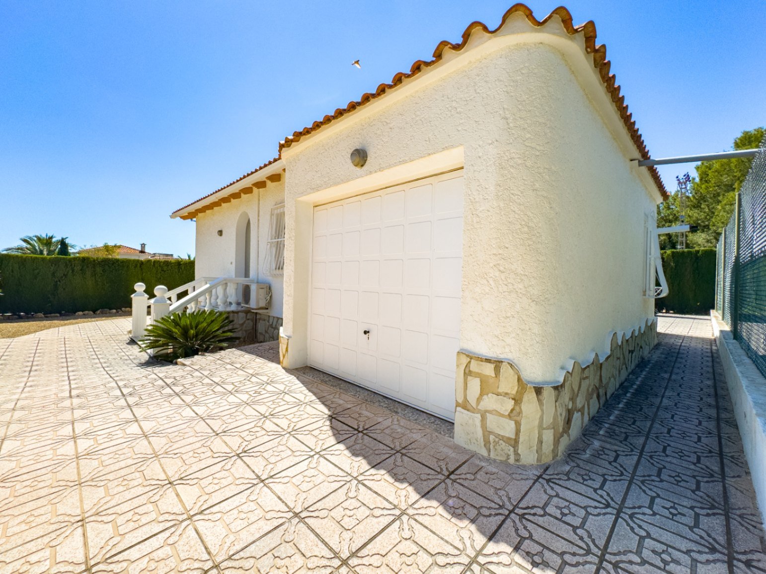 Single-storey villa with 3 bedrooms, 1 bathroom, garage and private swimming pool in Barranco Hondo