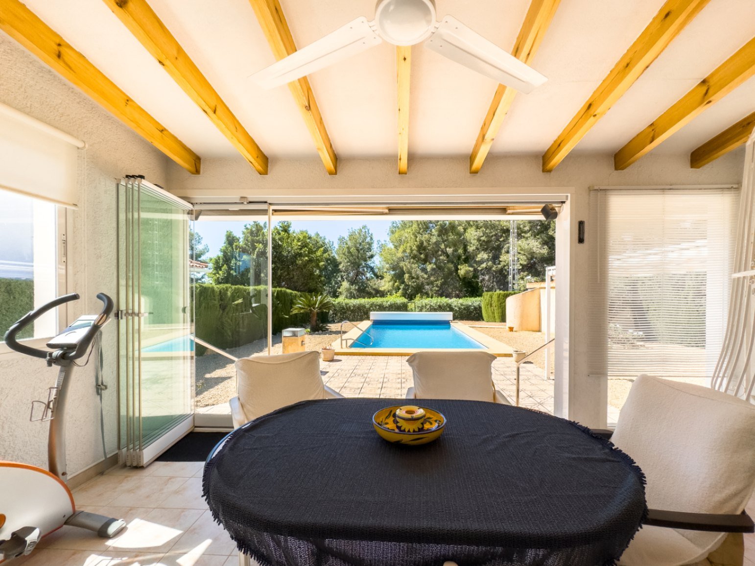 Single-storey villa with 3 bedrooms, 1 bathroom, garage and private swimming pool in Barranco Hondo