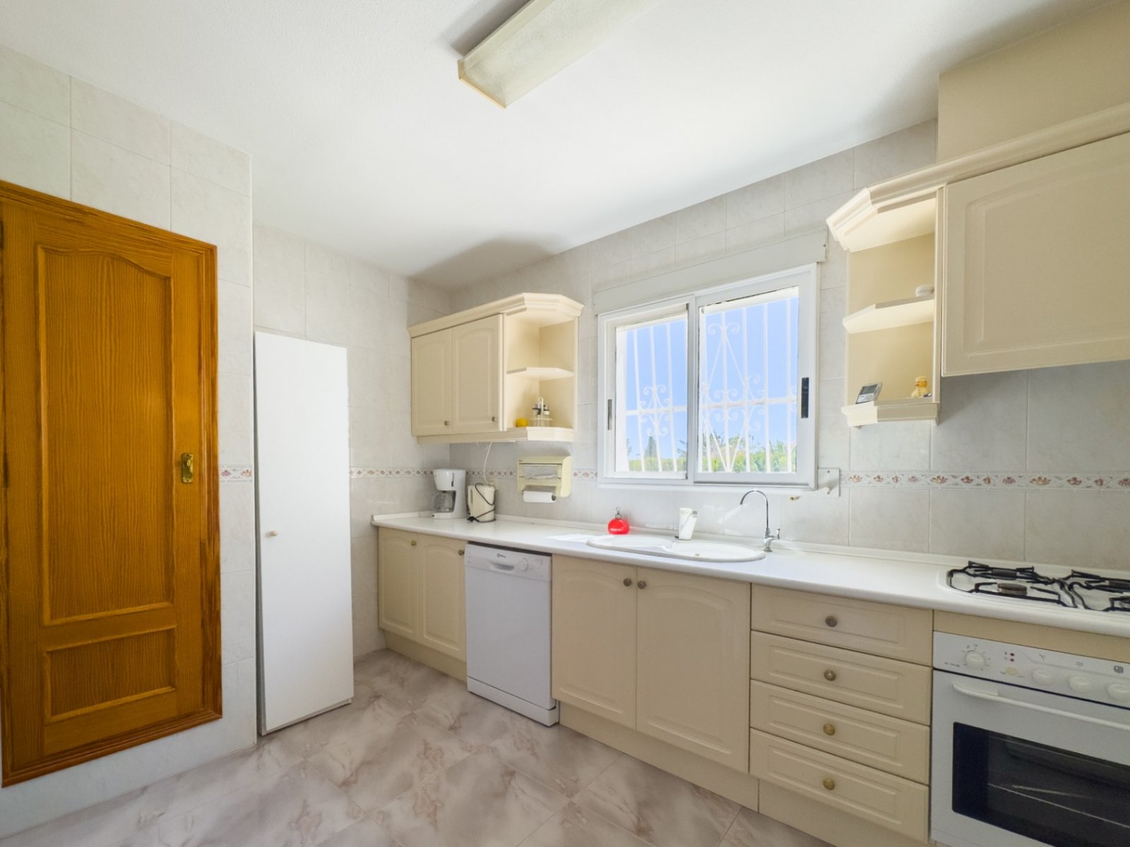 Single-storey villa with 3 bedrooms, 1 bathroom, garage and private swimming pool in Barranco Hondo
