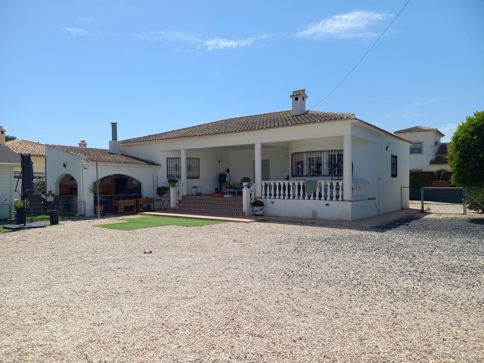 Well-Maintained Single-Storey Country House with 3 Bedrooms, Pool and Guest Accommodation