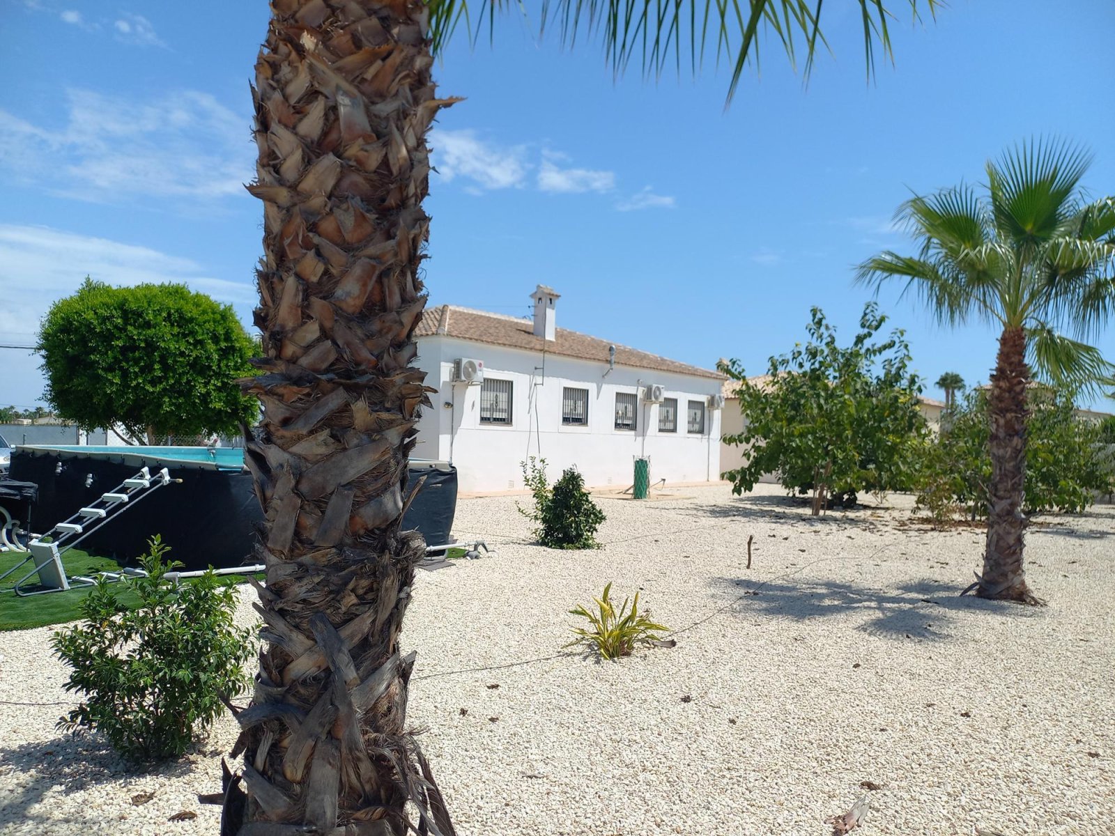Well-Maintained Single-Storey Country House with 3 Bedrooms, Pool and Guest Accommodation