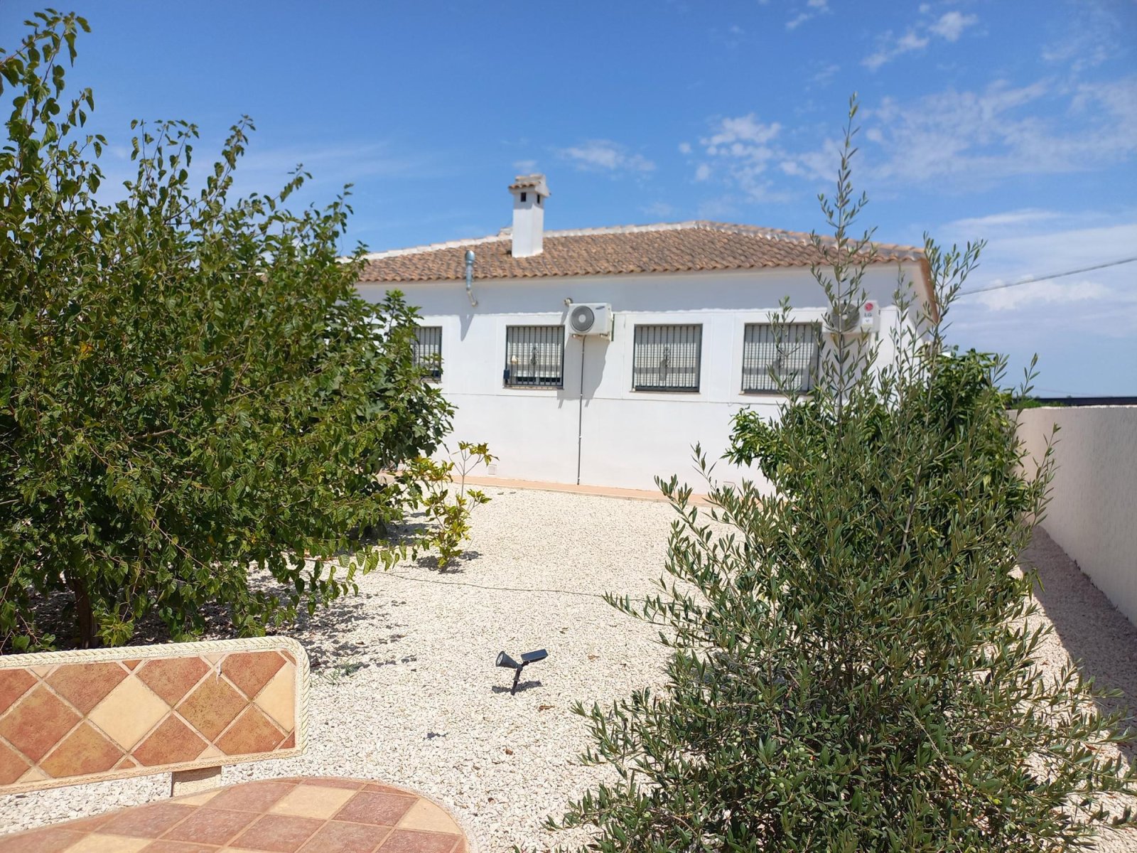 Well-Maintained Single-Storey Country House with 3 Bedrooms, Pool and Guest Accommodation