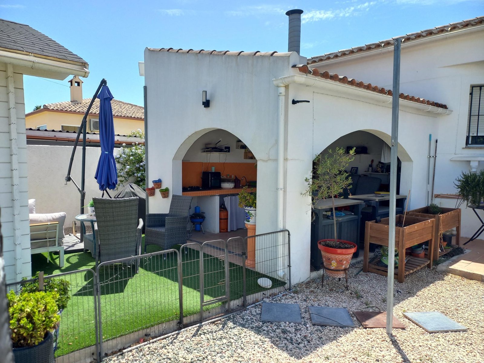 Well-Maintained Single-Storey Country House with 3 Bedrooms, Pool and Guest Accommodation