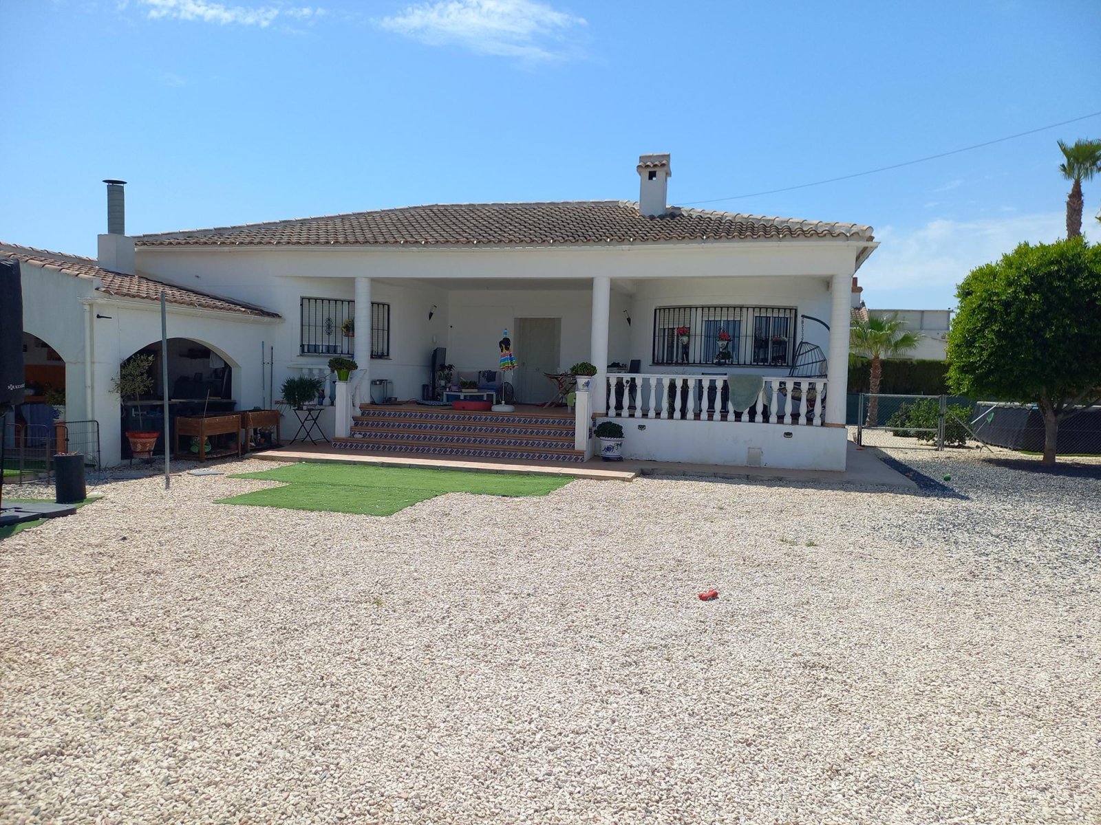 Well-Maintained Single-Storey Country House with 3 Bedrooms, Pool and Guest Accommodation