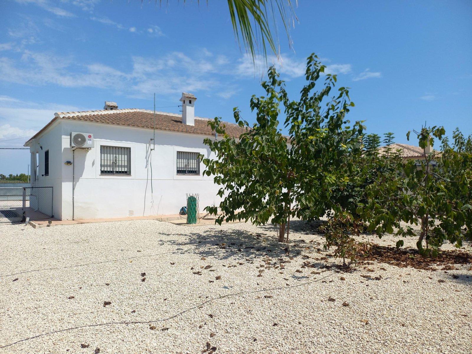Well-Maintained Single-Storey Country House with 3 Bedrooms, Pool and Guest Accommodation