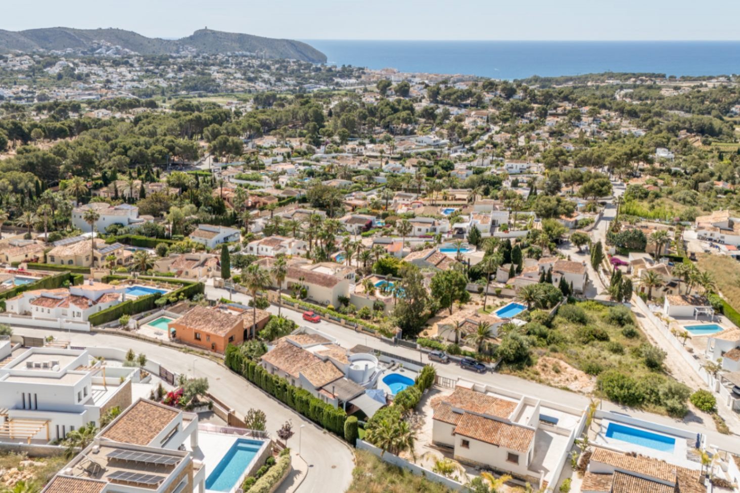 Villa with 4 bedrooms, 3 bathrooms, guest toilet, private pool and fantastic sea views