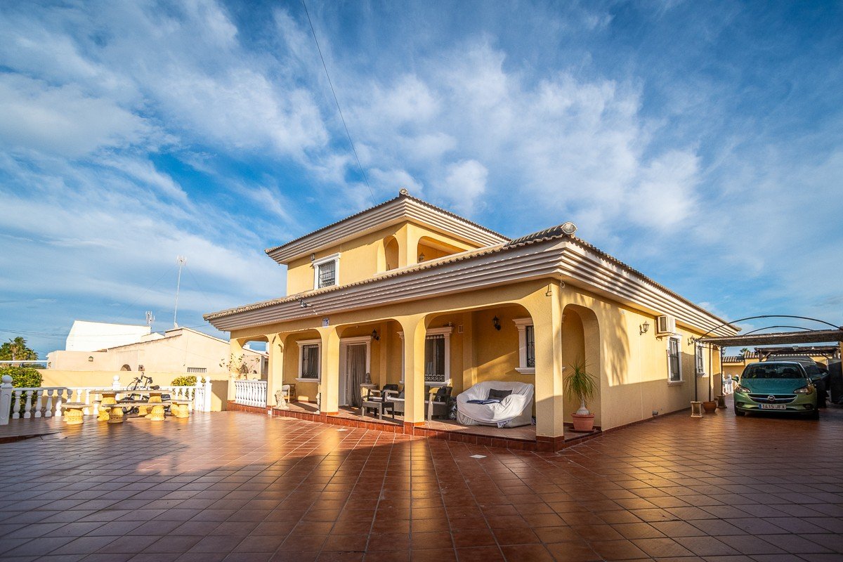 Beautiful villa with 6 bedrooms, 6 bathrooms, roof terrace, alarm system and private pool