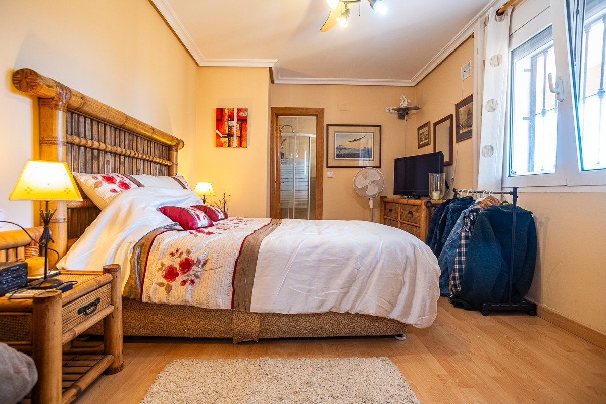 Beautiful villa with 6 bedrooms, 6 bathrooms, roof terrace, alarm system and private pool