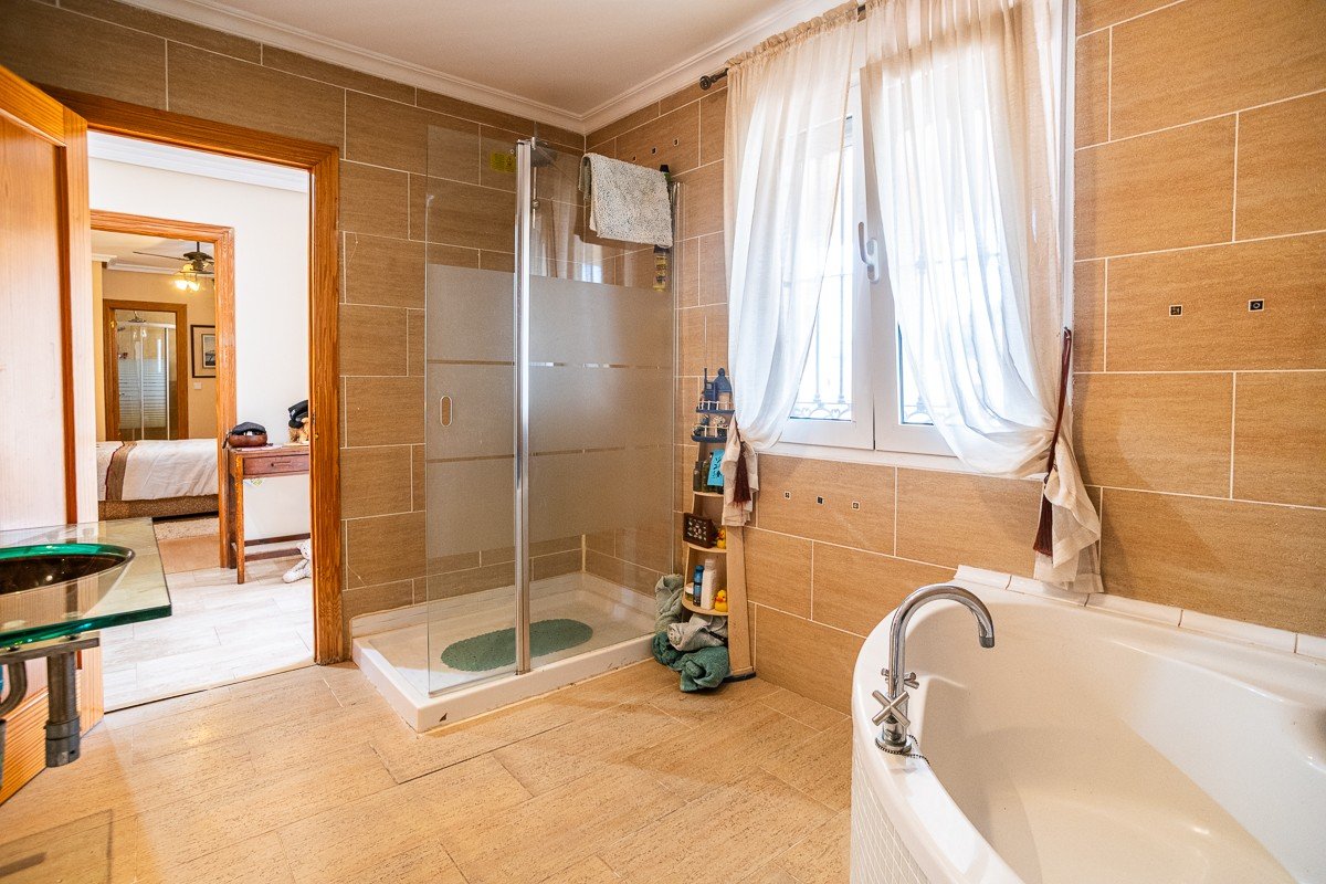 Beautiful villa with 6 bedrooms, 6 bathrooms, roof terrace, alarm system and private pool