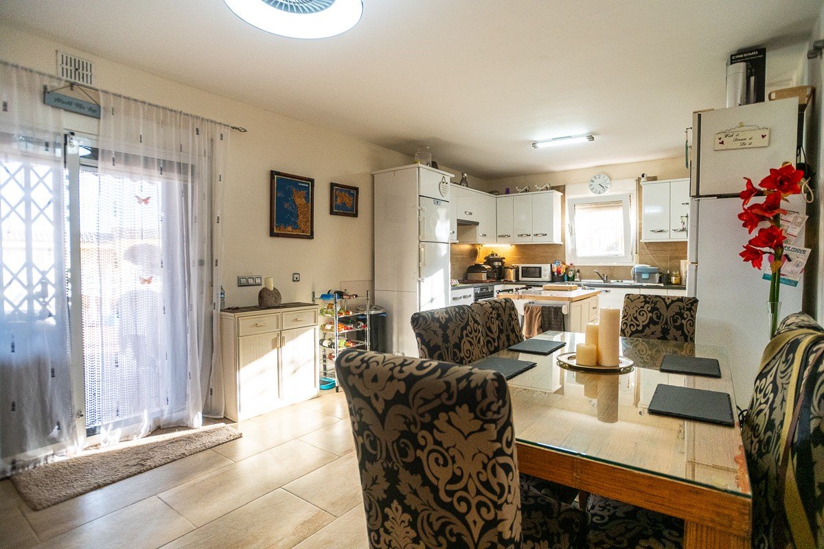 Beautiful villa with 6 bedrooms, 6 bathrooms, roof terrace, alarm system and private pool