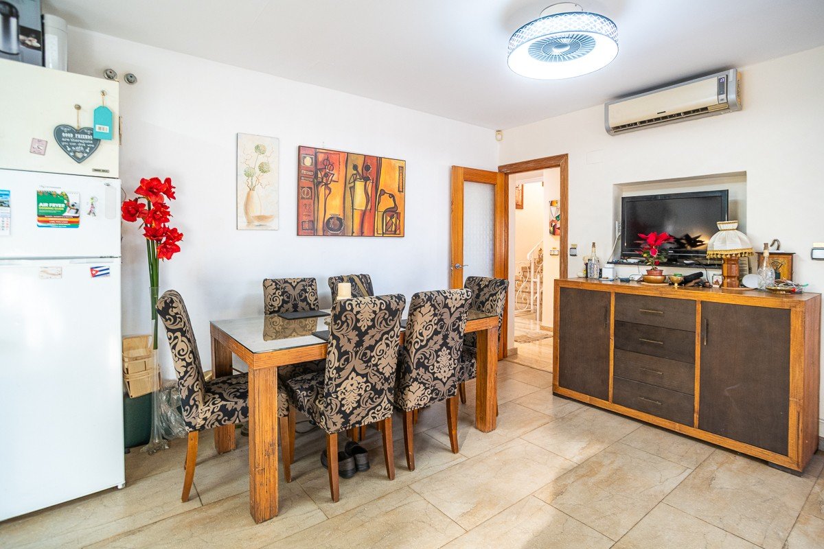 Beautiful villa with 6 bedrooms, 6 bathrooms, roof terrace, alarm system and private pool