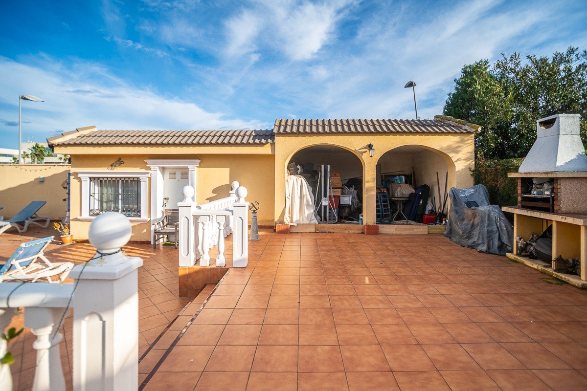 Beautiful villa with 6 bedrooms, 6 bathrooms, roof terrace, alarm system and private pool