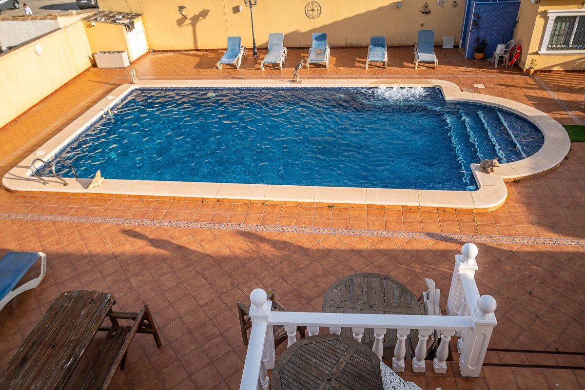 Beautiful villa with 6 bedrooms, 6 bathrooms, roof terrace, alarm system and private pool