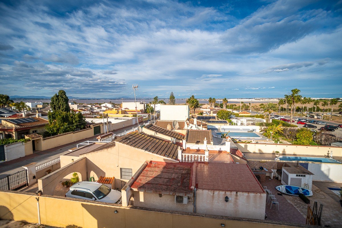 Beautiful villa with 6 bedrooms, 6 bathrooms, roof terrace, alarm system and private pool