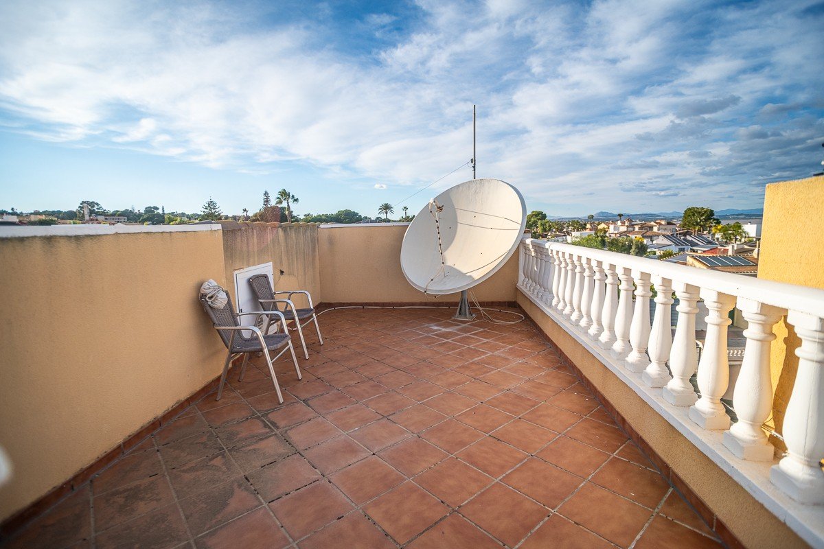 Beautiful villa with 6 bedrooms, 6 bathrooms, roof terrace, alarm system and private pool