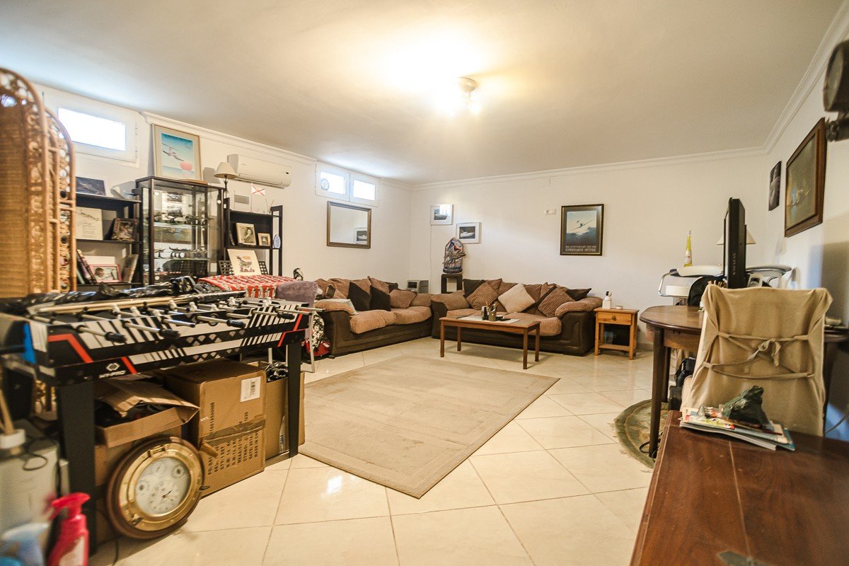 Beautiful villa with 6 bedrooms, 6 bathrooms, roof terrace, alarm system and private pool