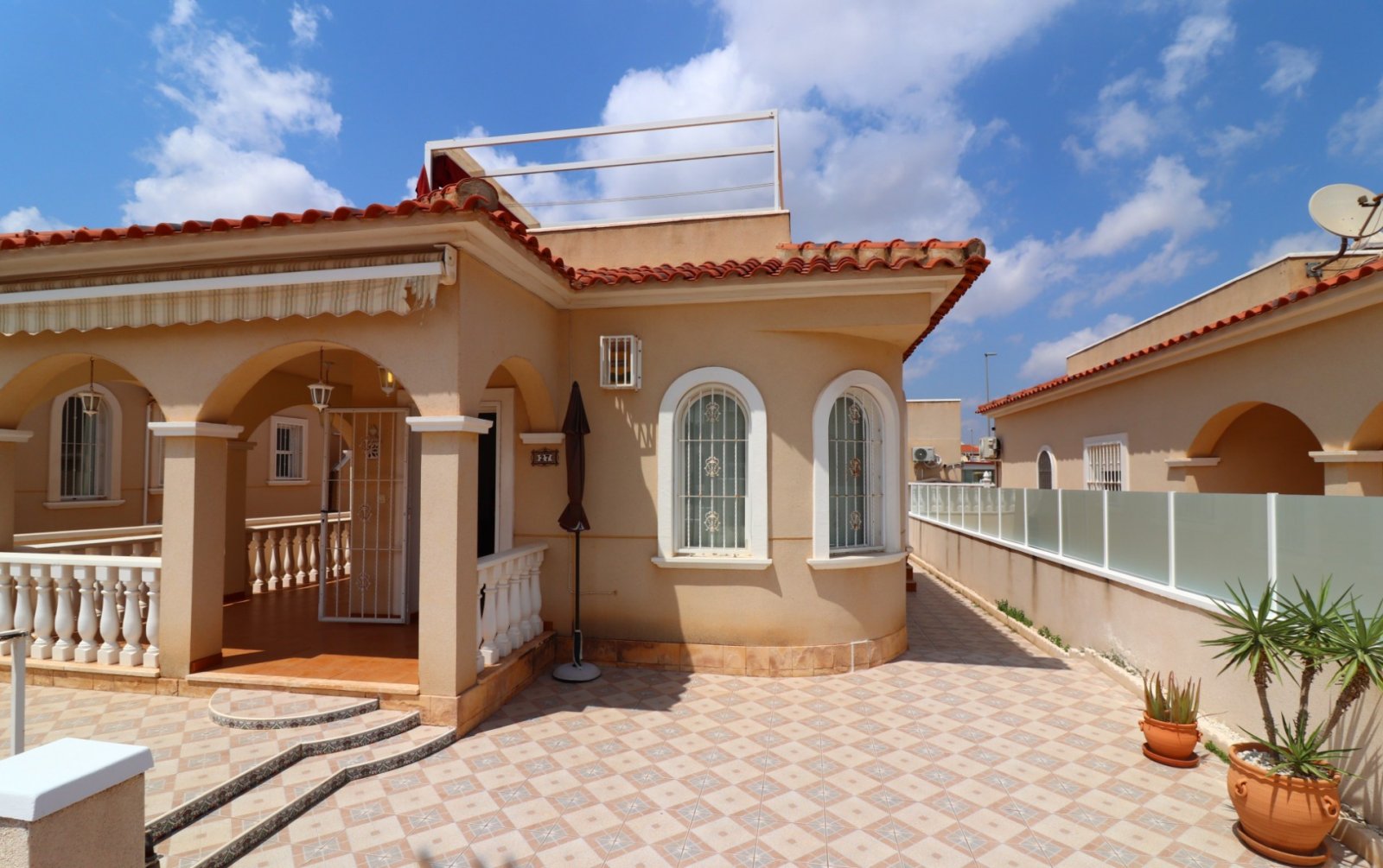 Villa with 3 bedrooms, 1 bathroom and a communal swimming pool in Lo Crispin