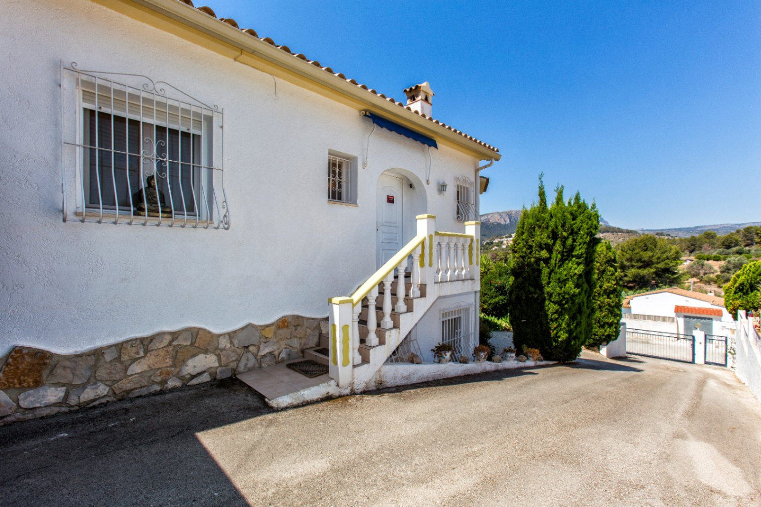 Villa with guest accommodation, saltwater pool, solar panels, views of the Bernia, and in a quiet location near the beach