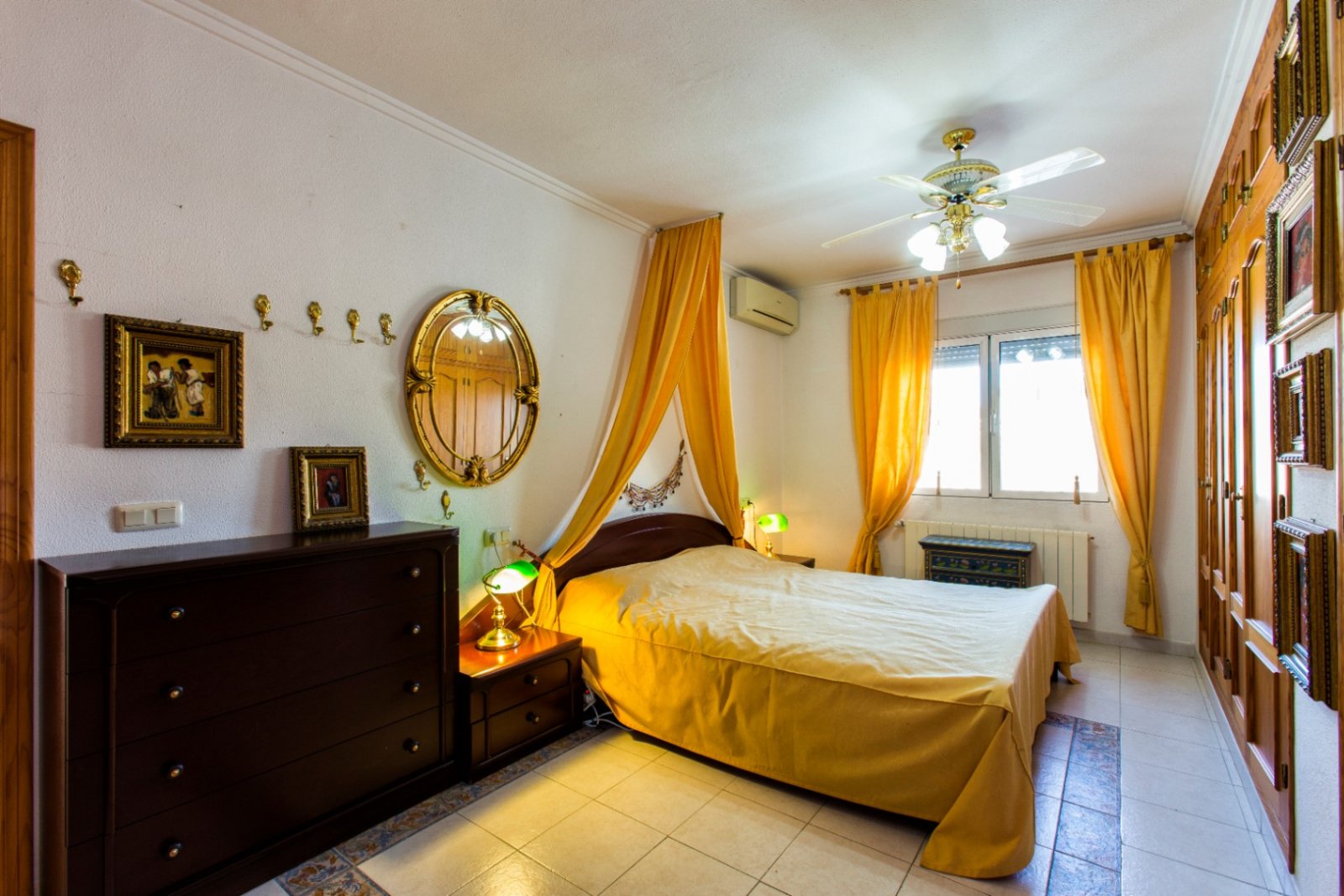 Traditional and spacious villa with private pool, garage and roof terrace with sea views