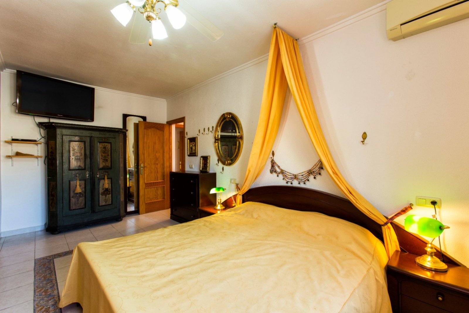 Traditional and spacious villa with private pool, garage and roof terrace with sea views