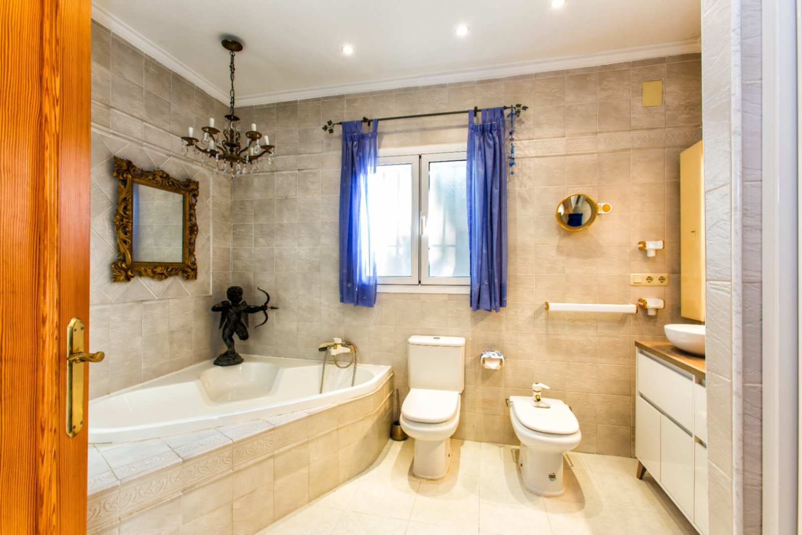 Traditional and spacious villa with private pool, garage and roof terrace with sea views
