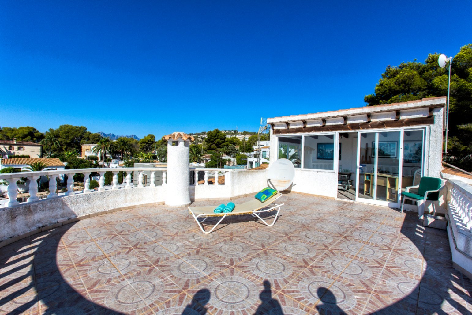 Traditional and spacious villa with private pool, garage and roof terrace with sea views