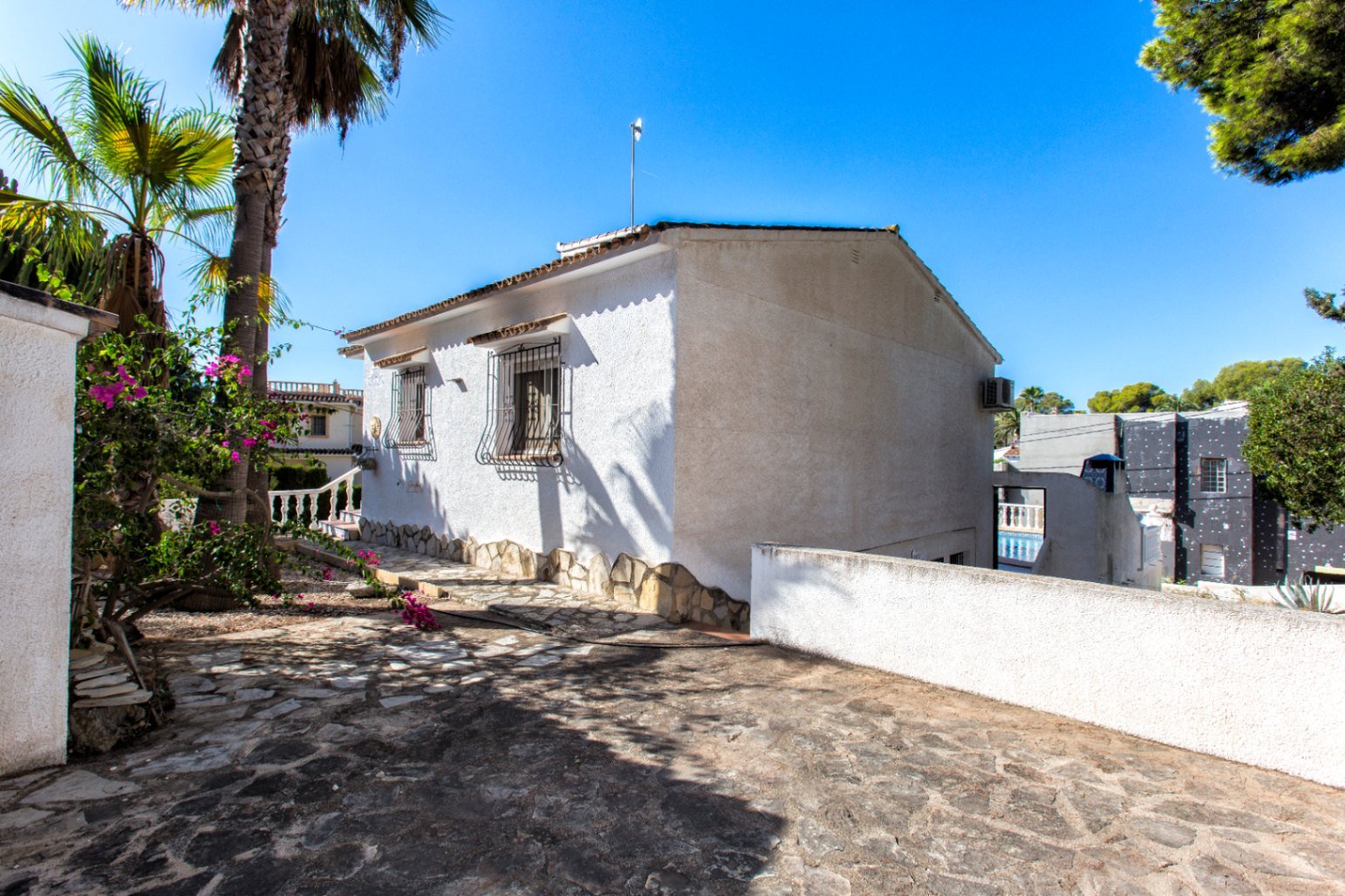 Traditional and spacious villa with private pool, garage and roof terrace with sea views
