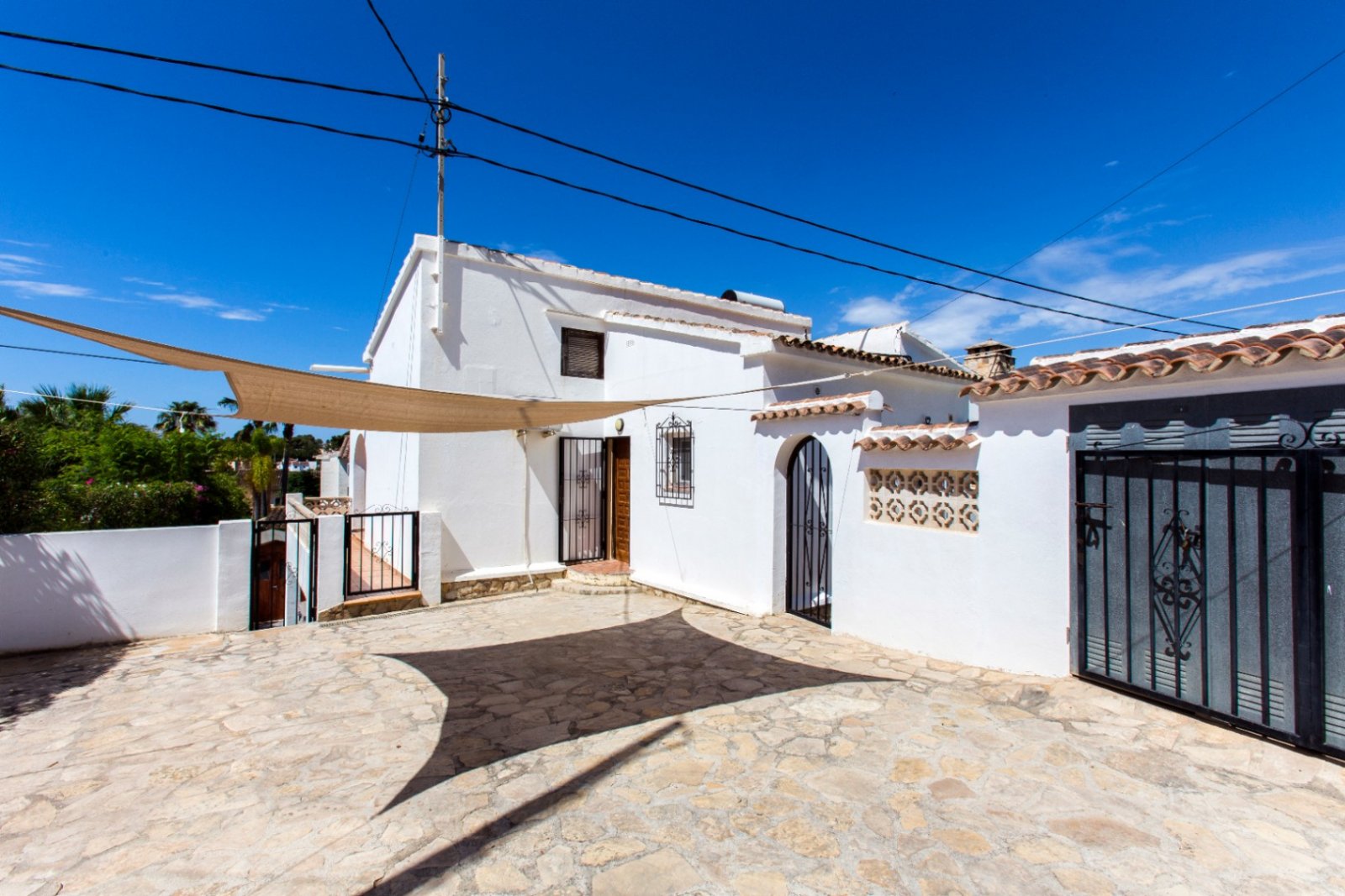Partially renovated villa with 4 bedrooms, 3 bathrooms, private pool and partial sea views