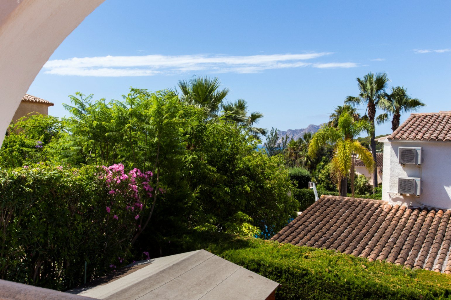 Partially renovated villa with 4 bedrooms, 3 bathrooms, private pool and partial sea views