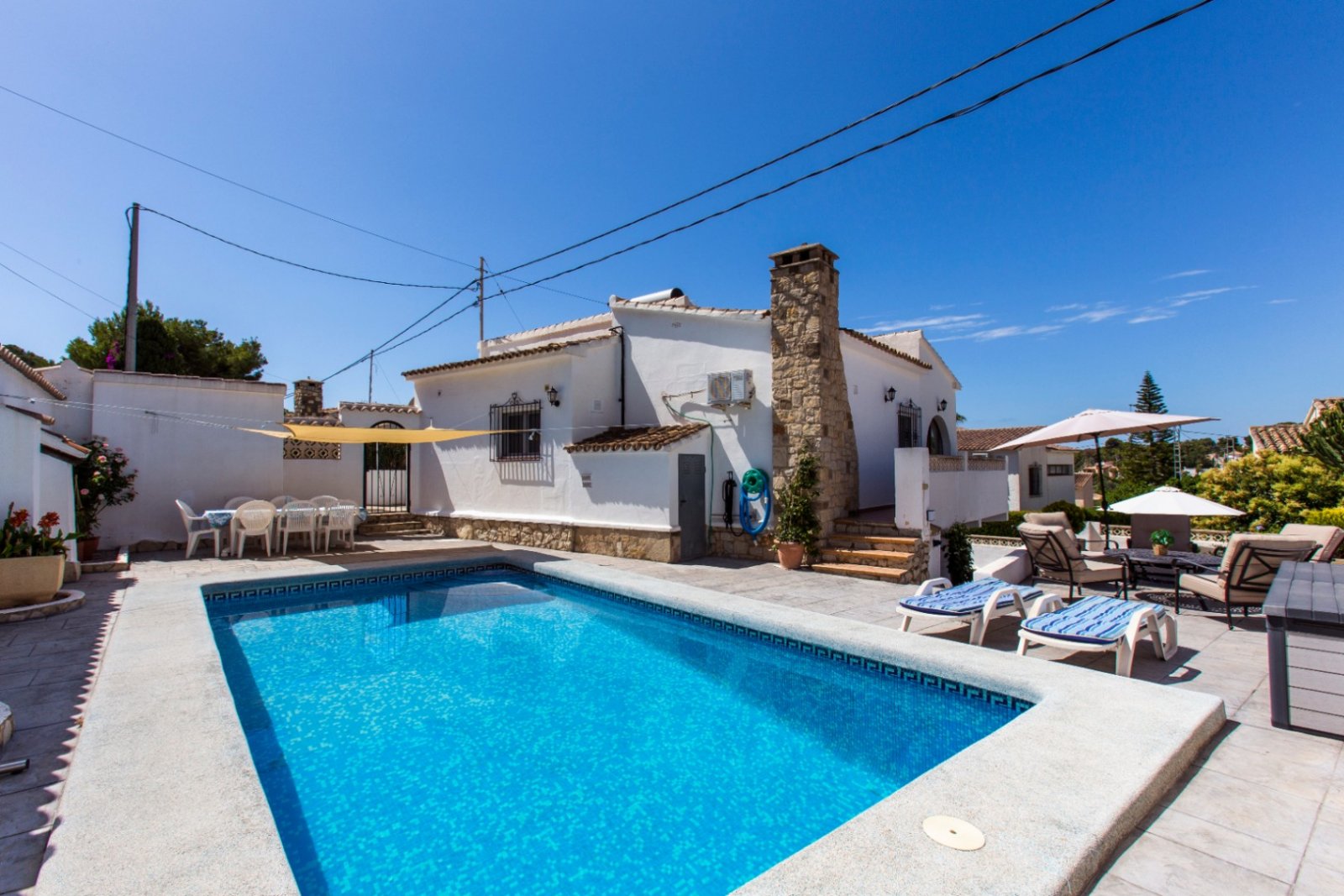 Partially renovated villa with 4 bedrooms, 3 bathrooms, private pool and partial sea views