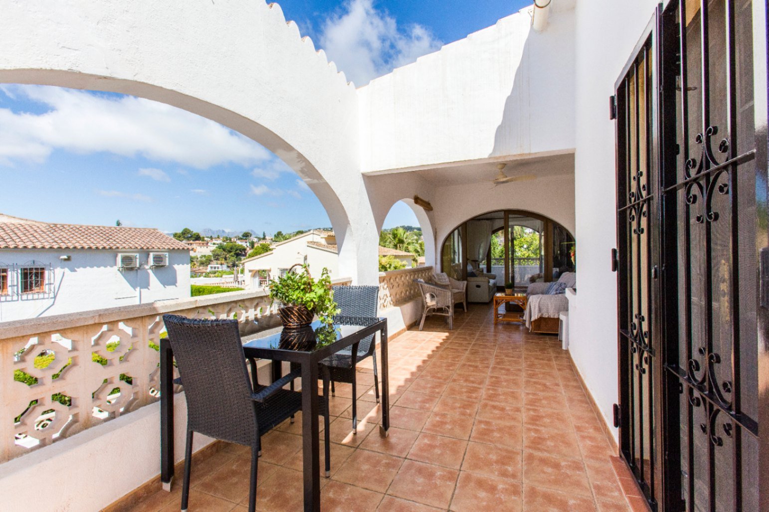Partially renovated villa with 4 bedrooms, 3 bathrooms, private pool and partial sea views