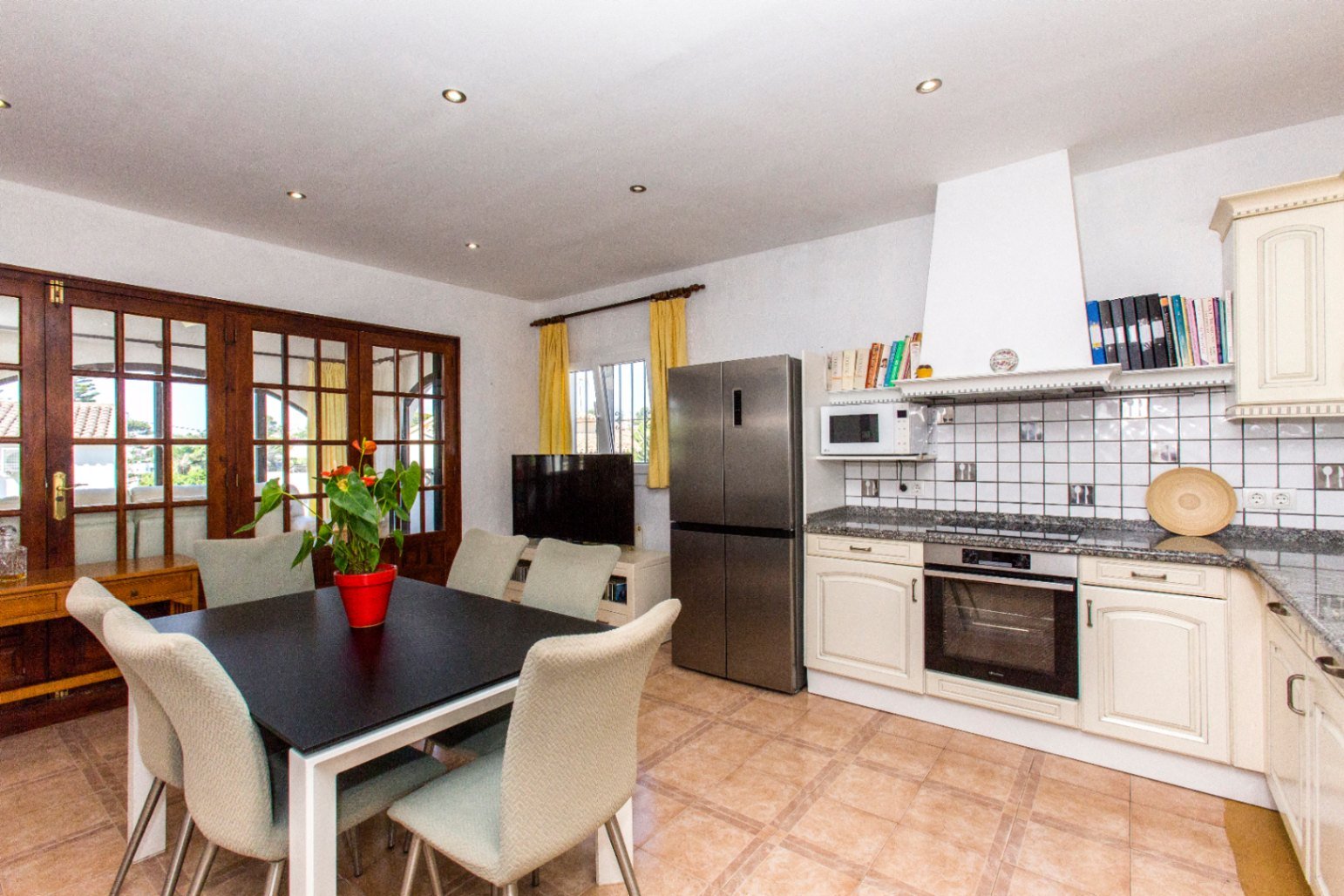Partially renovated villa with 4 bedrooms, 3 bathrooms, private pool and partial sea views