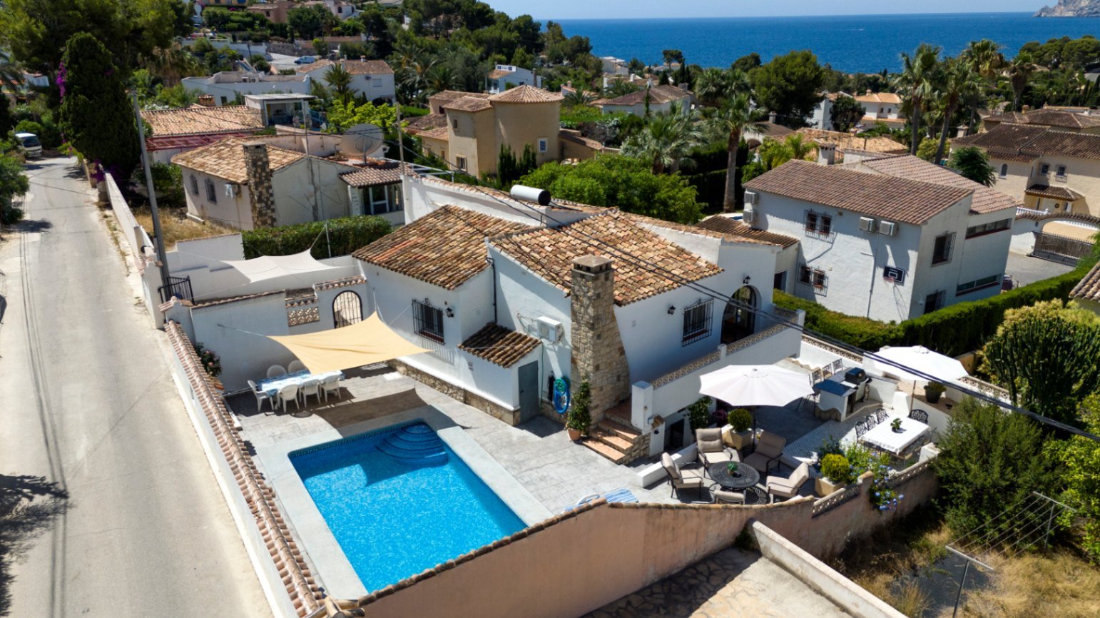Partially renovated villa with 4 bedrooms, 3 bathrooms, private pool and partial sea views