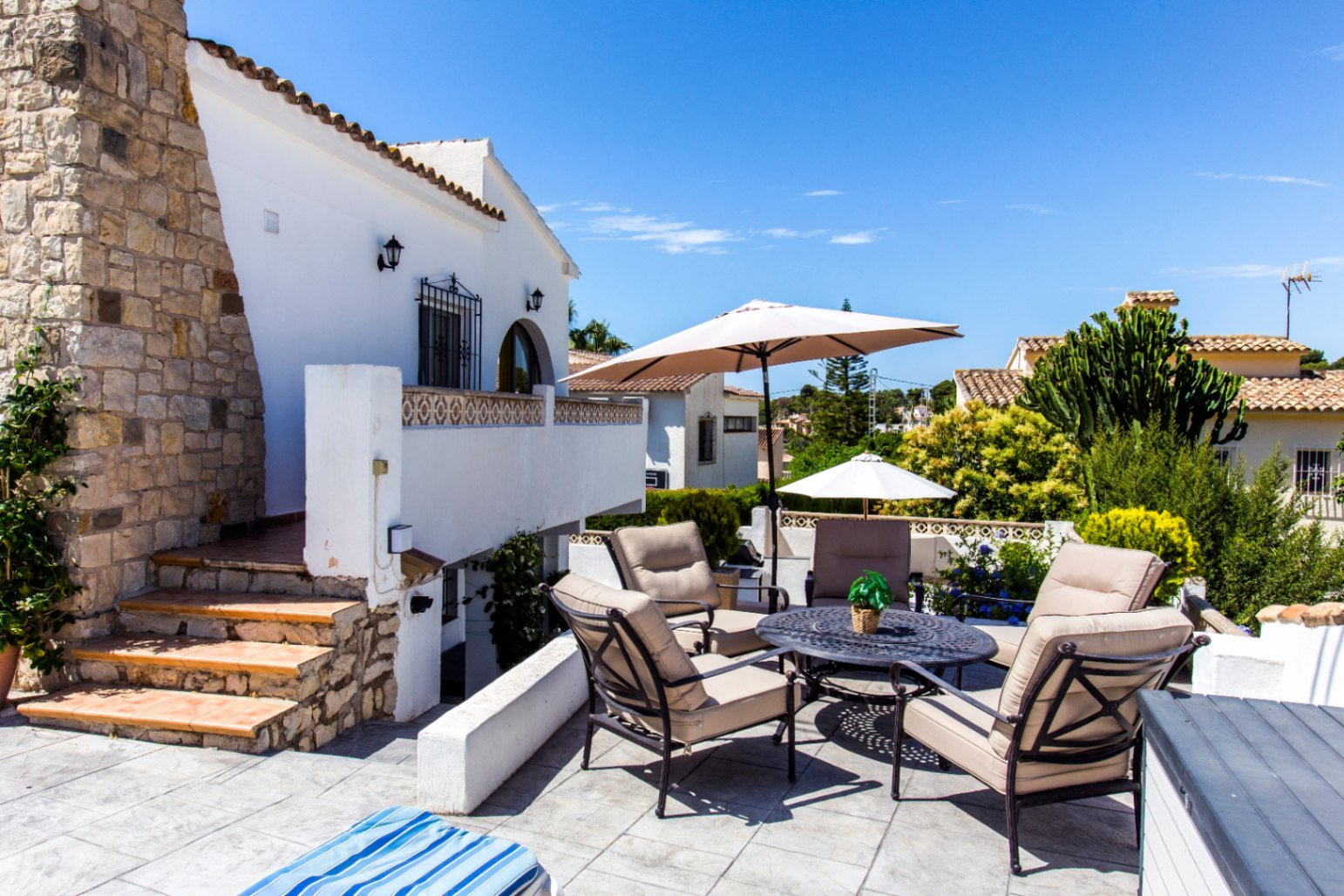 Partially renovated villa with 4 bedrooms, 3 bathrooms, private pool and partial sea views